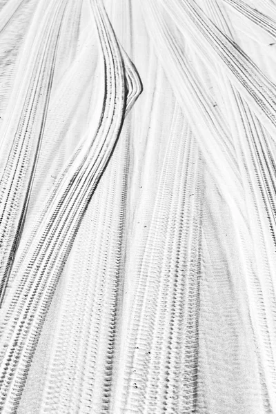 Omán pouštní stezce některých vozů v písku a směr textu — Stock fotografie