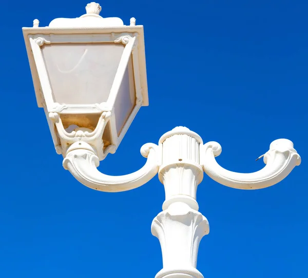 In oman oude streetlamp in de heldere hemel en abstracte achtergrond — Stockfoto