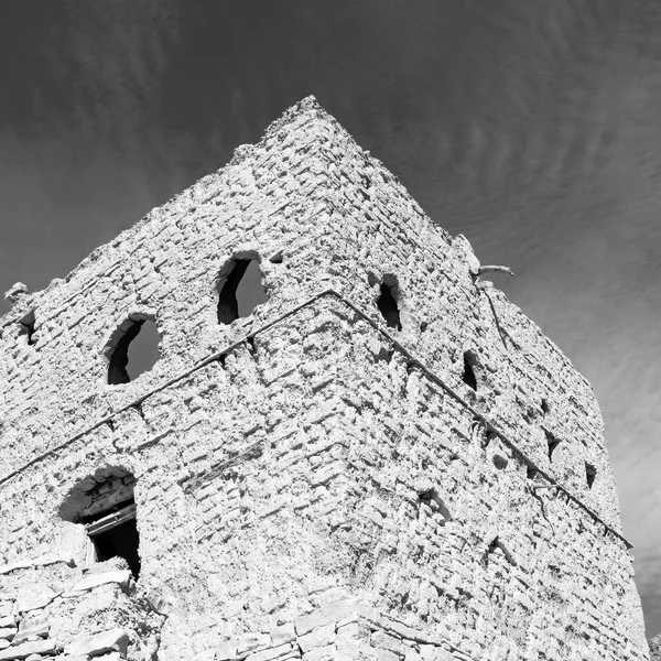 In oman la vecchia casa di villaggio abbandonata e cielo nuvoloso — Foto Stock