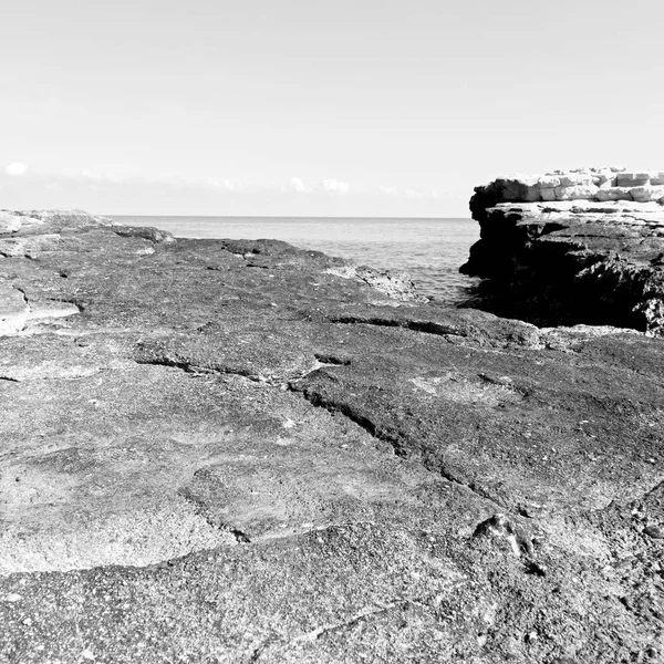 V Ománu pobřeží moře zálivu rock oceán a pláž odpočívat blízko nebe — Stock fotografie