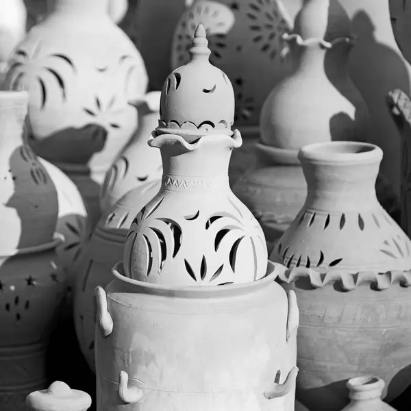 Em oman muscat a antiga fabricação de venda de cerâmica de mercado conter — Fotografia de Stock