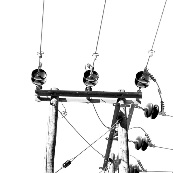 オマーンで電気ケーブル木パイロン エネルギーと現在の行 — ストック写真