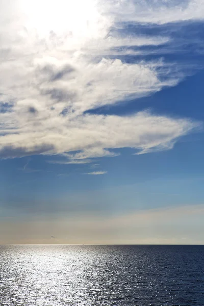 日の出雲とタイ タオ湾海岸線の空 — ストック写真