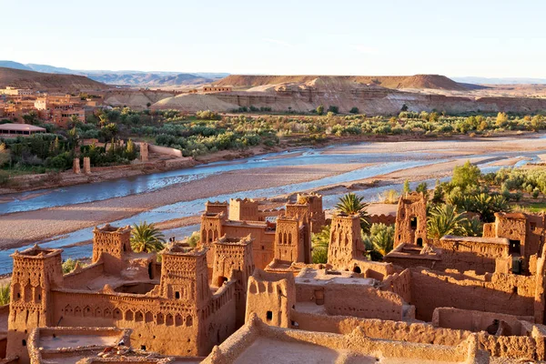 Afrika 'da günbatımı. Nehir kenarındaki eski inşaat.