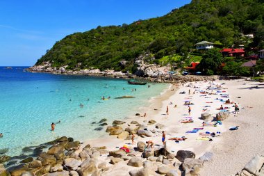 Kho Tao Körfezi 'ndeki Asya Tayland ve Güney Çin Denizi' ndeki beyaz sahil teknesini sallıyor.