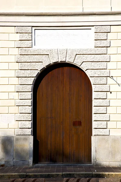 Deur Italië Lombardije de oude kerk van milano — Stockfoto