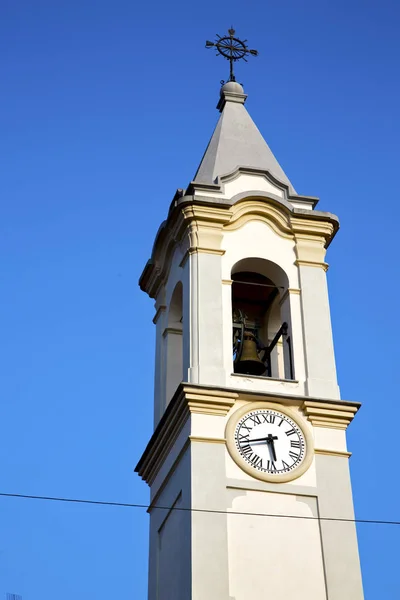 Gorla velho abstrato itália a parede e igreja torre — Fotografia de Stock