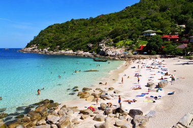 Kho Tao Körfezi 'ndeki Asya Tayland ve Güney Çin Denizi' ndeki beyaz sahil teknesini sallıyor.