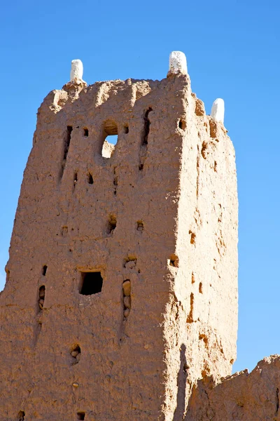 Brun i Afrika Marocko nära tower — Stockfoto