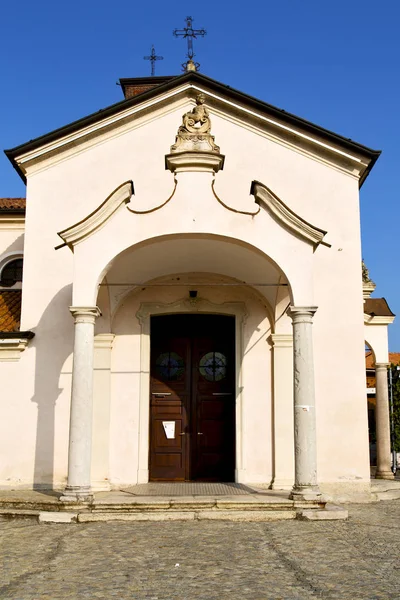 Kyrkan i mozzate stängd tegel tornet trottoaren Italien l — Stockfoto