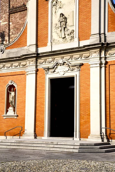 Mozzate staré uzavřené cihlový chodník Itálie lom do kostela — Stock fotografie