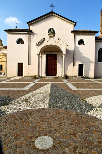 Kilise mozzate eski kapalı kule kaldırım lombardy — Stok fotoğraf