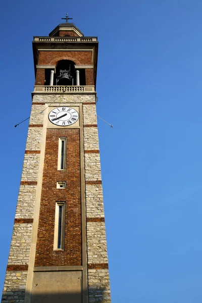 Gorla staré abstraktní a kostelní věž bell slunečný den — Stock fotografie