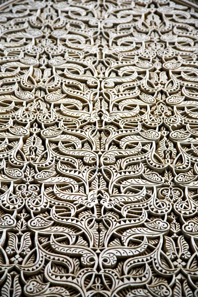 Gris metal oxidado morocco en África la vieja fachada de madera hom — Foto de Stock