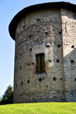  İtalya lombardy arsago seprio eski kilise tuğla Kulesi duvar çim kapalı