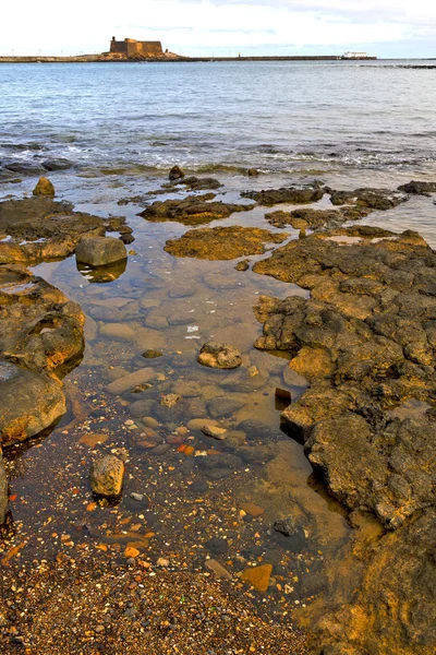 Hervideros bílé pobřeží lanzarote e vody a letní — Stock fotografie