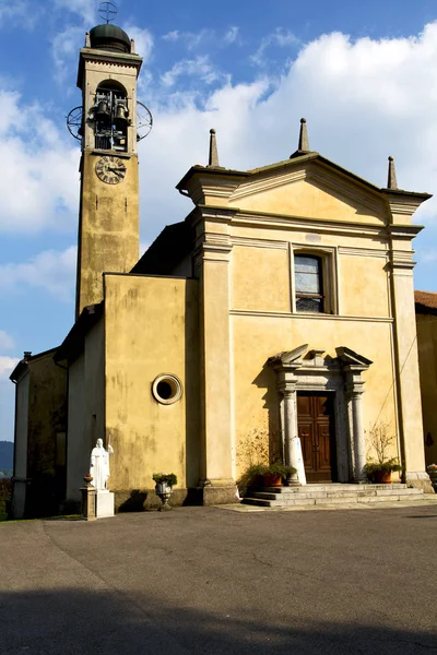 Igreja Velha Comabbio Fechado Torre Tijolo Calçada Itália Lombardia — Fotografia de Stock