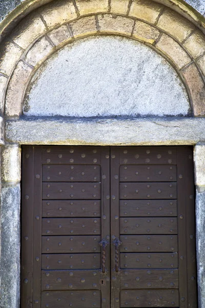 Italy  lombardy     the arsago seprio        closed brick tower — Stock Photo, Image