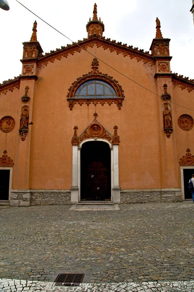 Italië-Lombardije de azzate oude kerk gesloten baksteen st — Stockfoto