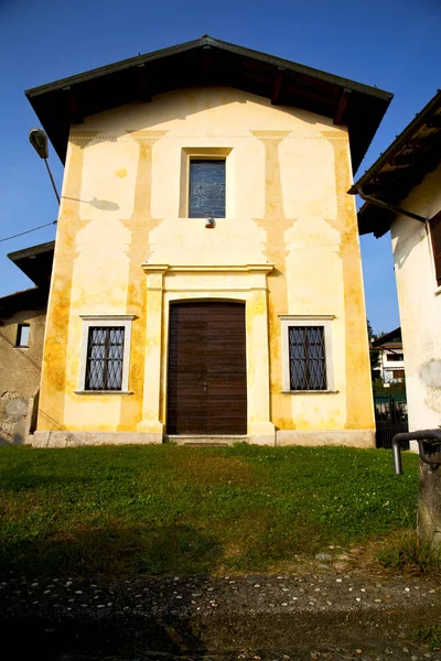 Italien Lombardiet barzola gamla kyrkan stängd tegel — Stockfoto