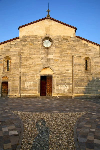Italien Lombardiet brebbia gamla kyrkan stängd steg — Stockfoto