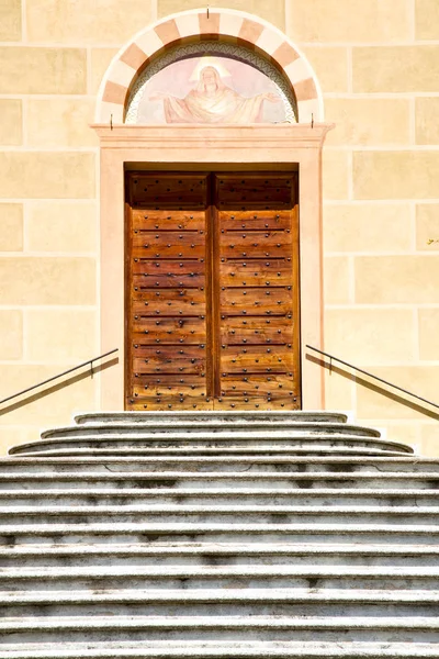 Italy  lombardy      tradate  old   church    brick tower step — Stock Photo, Image