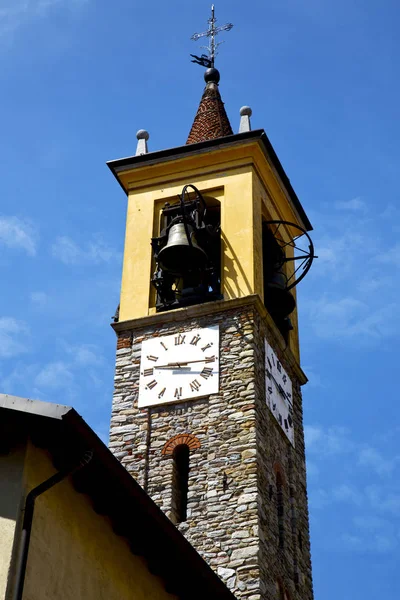 Jerago vecchia parete e torre della chiesa giornata di sole — Foto Stock