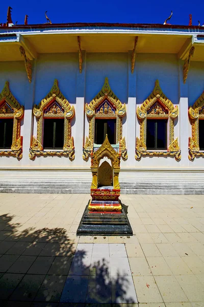 Kho samui bangjalá tailandia incisión pavimento templo de oro — Foto de Stock