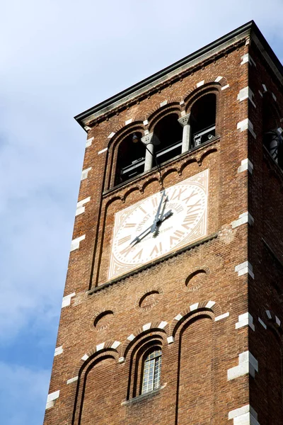 Legnano kostelní věž slunečný den — Stock fotografie
