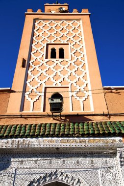   Maroc kiremit Afrika minare ve mavi gökyüzü