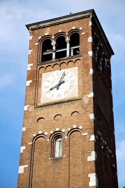 Legnano staré abstraktní Itálie a kostelní věž bell sunny — Stock fotografie