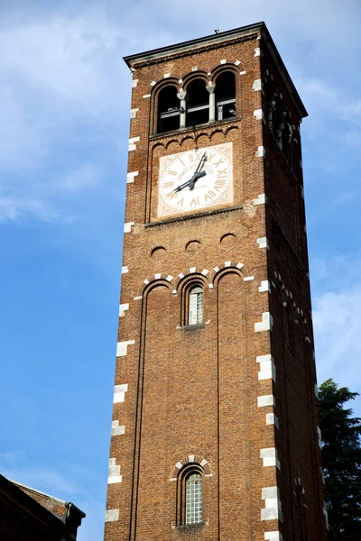 Legnano t İtalya için duvar ve kilise kule çan güneşli gün — Stok fotoğraf