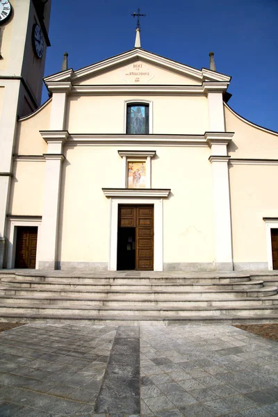 伦巴第大区 Cadrezzate 旧教堂关闭砖塔人行道上意大利 — 图库照片
