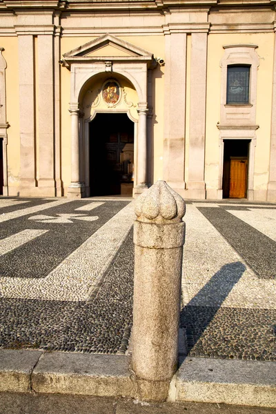 Lombardie Castano Primo Starý Kostel Uzavřen Cihlová Věž Chodníku Itálie — Stock fotografie