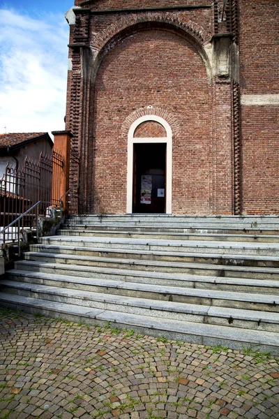 カルダーノ カンポの古い教会でロンバルディア閉じレンガ塔歩道イタリア — ストック写真