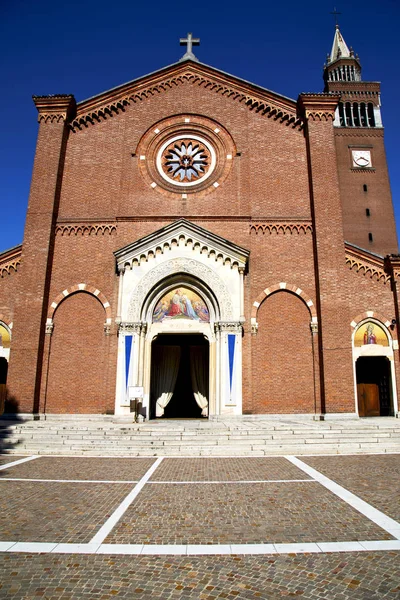伦巴第大区 Castellanza 旧教堂关闭砖塔人行道上意大利 — 图库照片