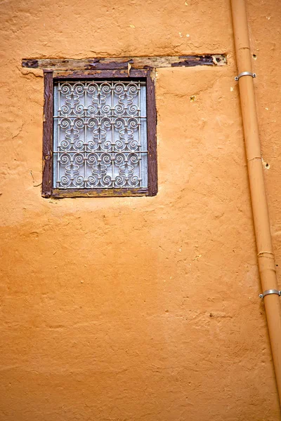 Ventana en Marruecos África y la antigua construcción de ladrillo wal histori — Foto de Stock