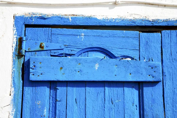 Morocco em áfrica a antiga fachada de madeira enferrujado cadeado seguro — Fotografia de Stock