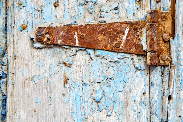 Marocko i gamla träfasad hem och rostiga säkert hänglås — Stockfoto