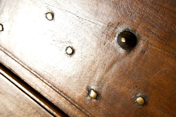 Mozzate ottone marrone bussare porta curch chiuso in metallo legno i — Foto Stock