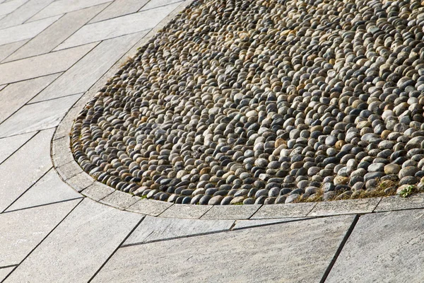Vicino mozzate pavimentazione lombarda di un curch e l marmo — Foto Stock