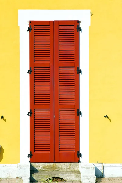 Красное Окно Варано Борги Дворцы Италии Абстрактный Солнечный День Древесины — стоковое фото