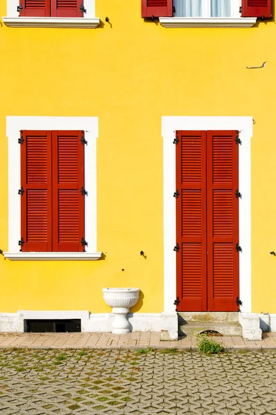 Janela Vermelha Varano Borghi Palácios Itália Abstrato Dia Ensolarado Madeira — Fotografia de Stock