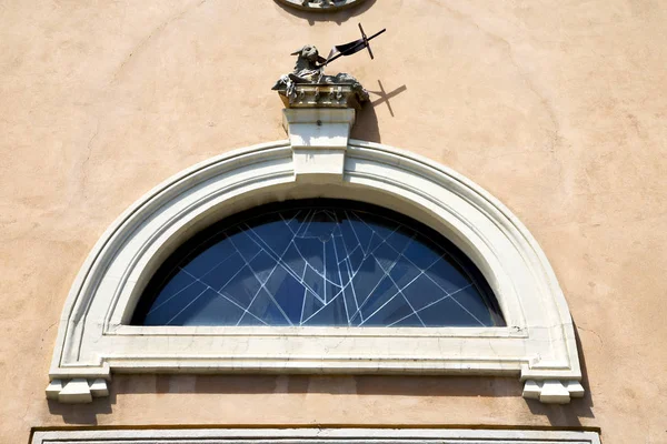 Rose window  italy  lombardy       the jerago  old   church   cl — Stock Photo, Image