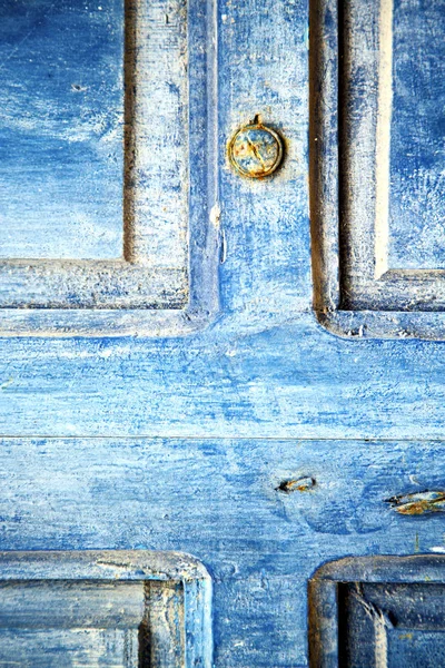Spogliato in legno blu porta arrugginita — Foto Stock