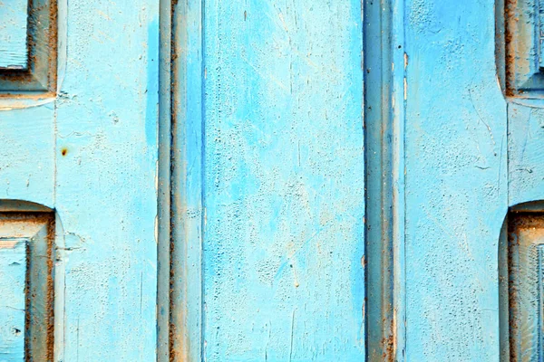 Pelado pintar la puerta de madera azul y — Foto de Stock