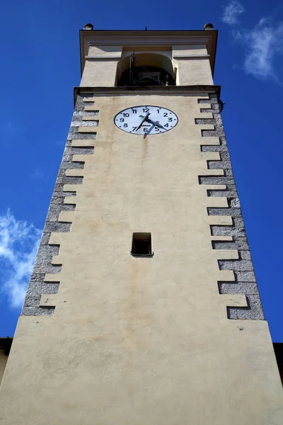 Sumirago en italia pared y torre de la iglesia campana día soleado — Foto de Stock