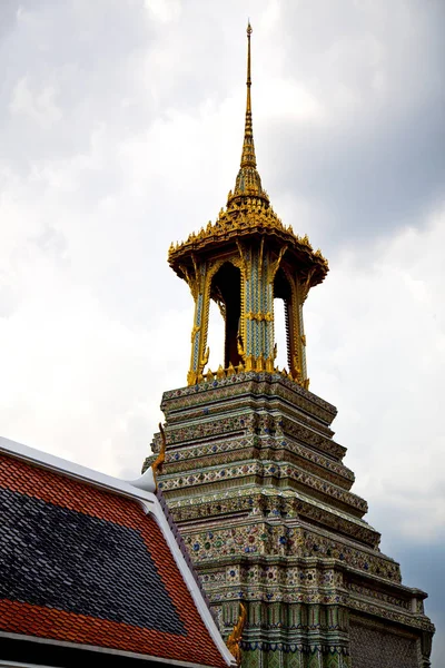 Thajsko Asie bangkok déšť chrám paláců sky — Stock fotografie