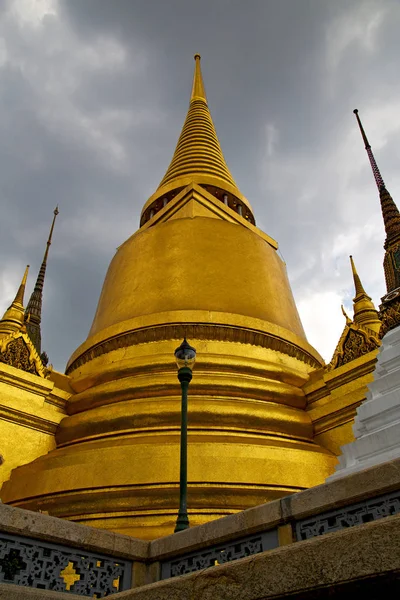 タイ バンコク雨寺抽象街路灯 relig — ストック写真