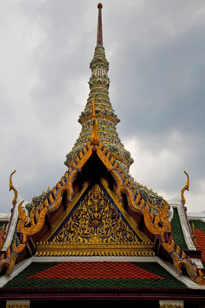 Tailândia chuva templo ásia céu e cores — Fotografia de Stock